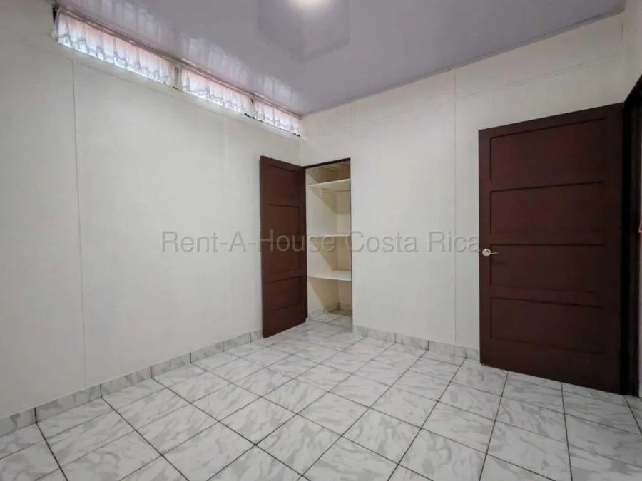 Apartamento de 2 habitaciones con cochera y ubicación estratégica #26-1719 GS - Alquiler / Renta en San José — photo 2