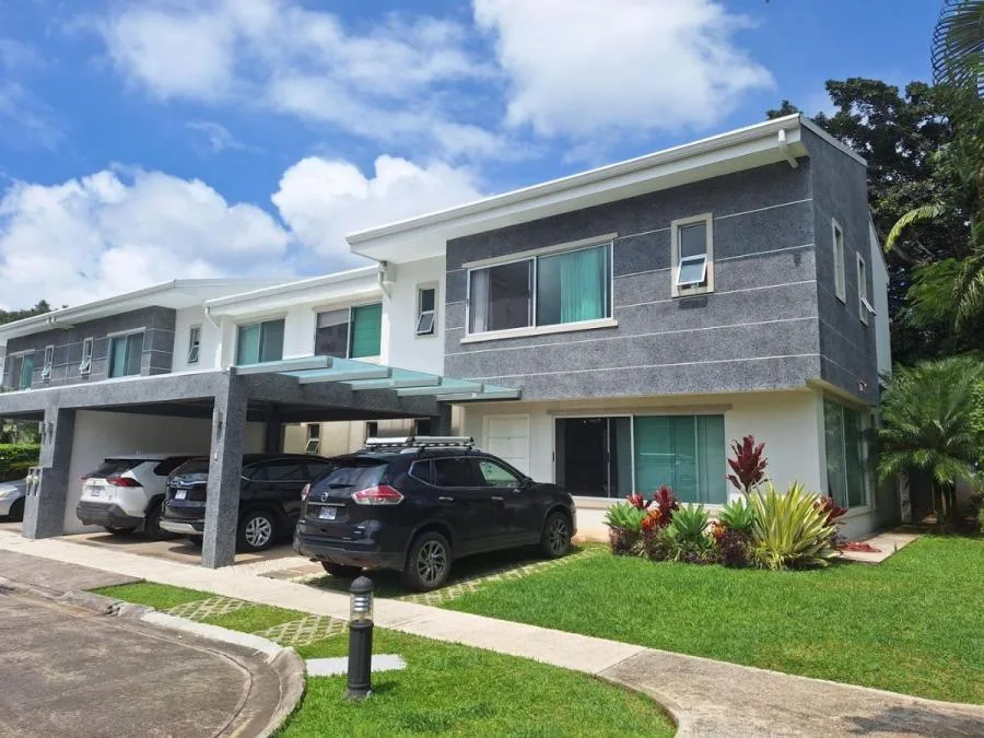 CASA EN VENTA EN SANTA ANA, MLS #25-585 - Venta en Santa Ana