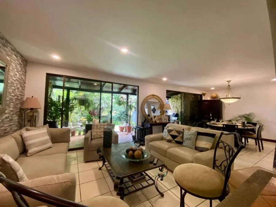 Casa Bella en Alquiler en condominio ubicada en Escazu, San Rafael - Alquiler / Renta en Escazú