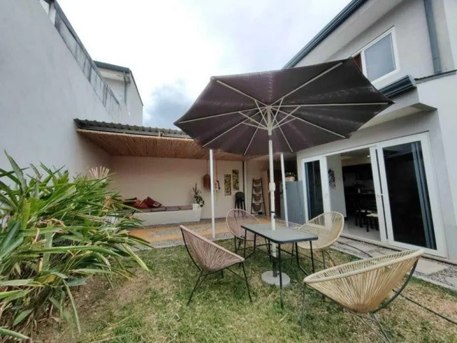 Casa totalmente amoblada y decorada lista para vivir en condominio Rio Palma, Escazu RAH 232460 - Alquiler / Renta en Escazú