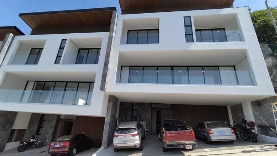 Venta de Casa de 3 Niveles en Piedades de Santa Ana. - Venta en Santa Ana