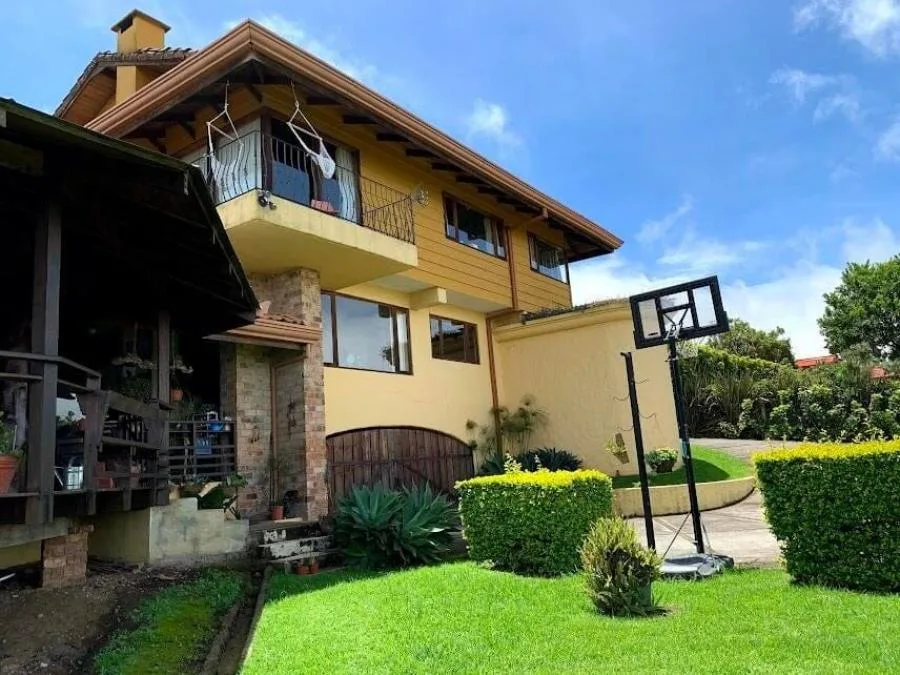 Venta de Casa Colonial Contemporánea en San Rafael de Heredia. RAH 26-253 NR - Venta en San Rafael