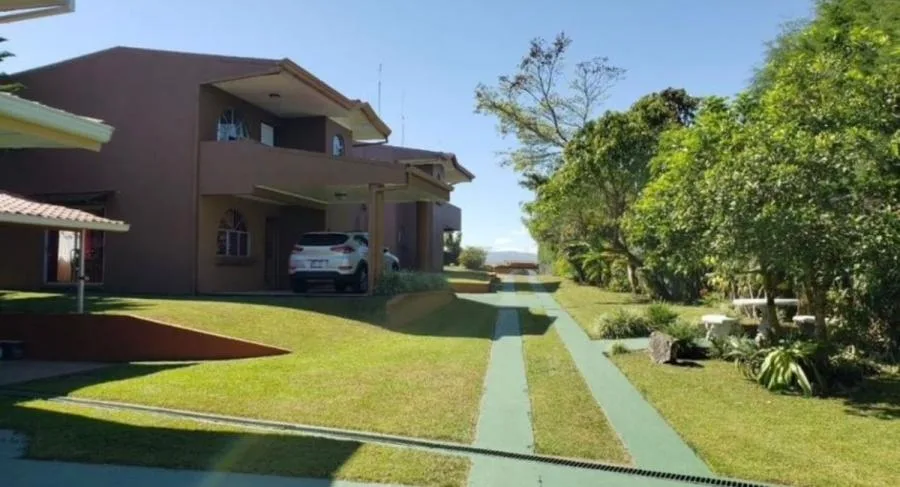 Se vende propiedad con tres casas en Cartago - Venta en San Ramón
