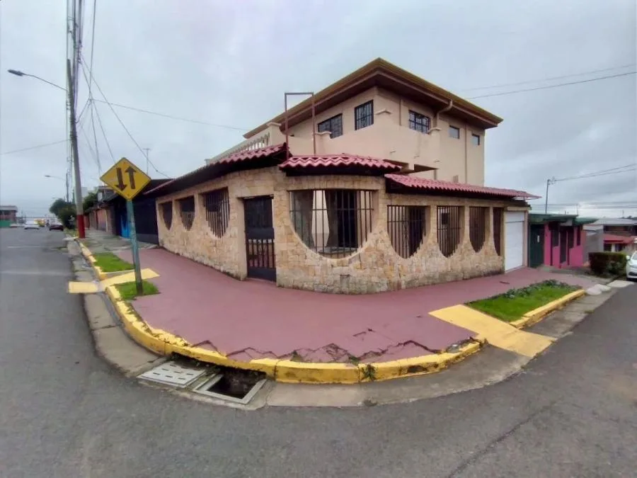 Casa en Venta en Mercedes Norte, Heredia RAH #23387 - Venta en Mercedes