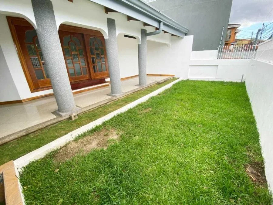 Se alquila casa de una planta con 5 habitaciones en Guayabos de Curridabat - Alquiler / Renta en Curridabat