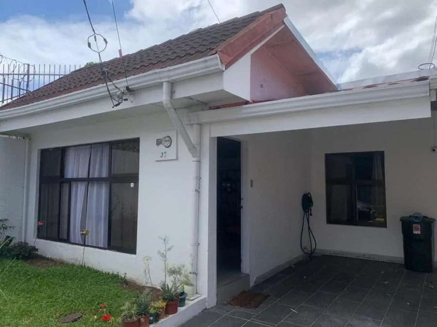 Gran oportunidad de venta! Casa recientemente remodelada  RAH 24-170 - Venta en Curridabat