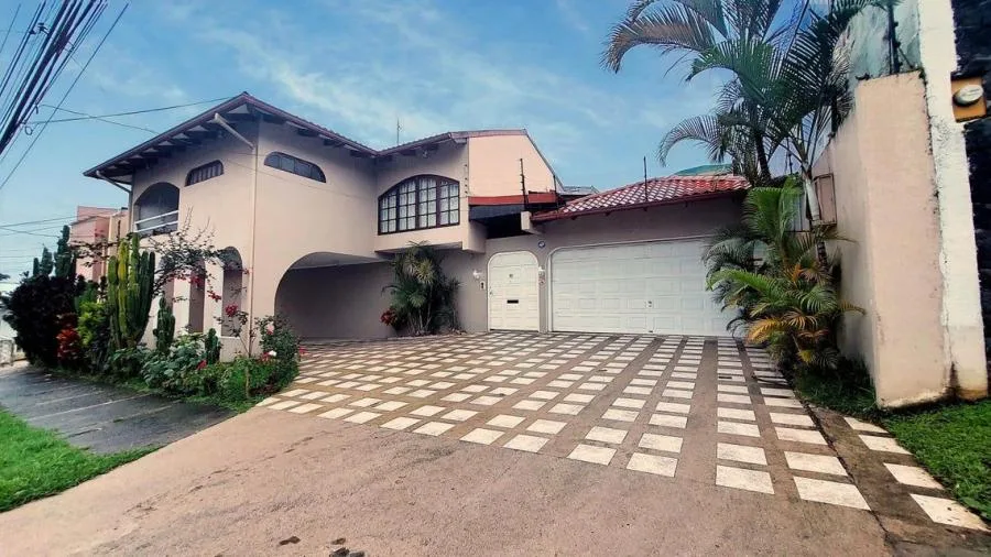 Venta de Casa en Granadilla, Curridabat. RAH 25-914 - Venta en Curridabat