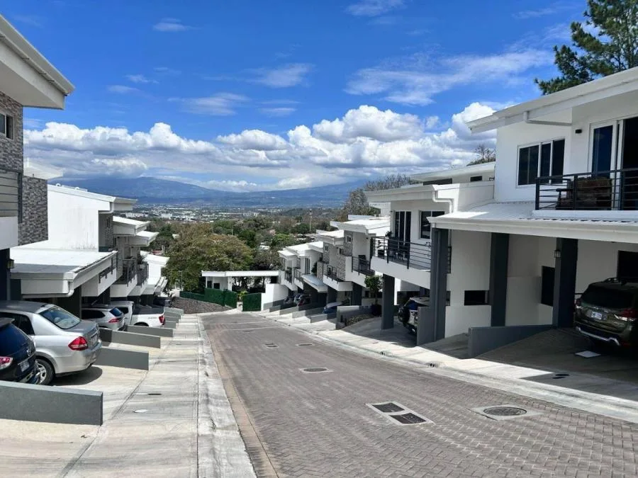 CASA EN VENTA EN SANTA ANA, MLS #25-1400 - Venta en Santa Ana