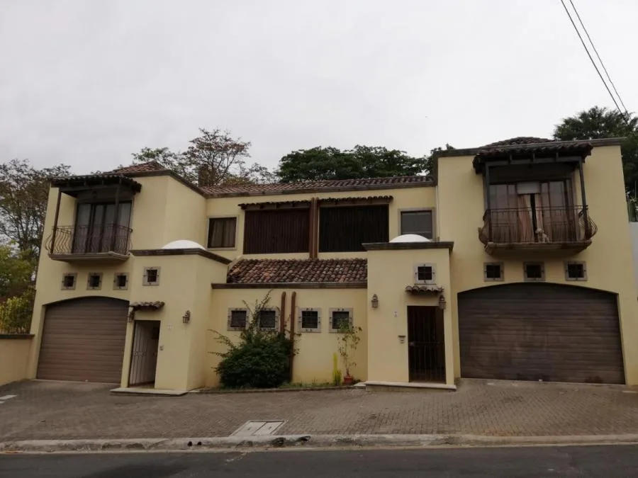 CASA EN VENTA EN PINARES, CURRIDABAT RAH 24491  - Venta en Curridabat