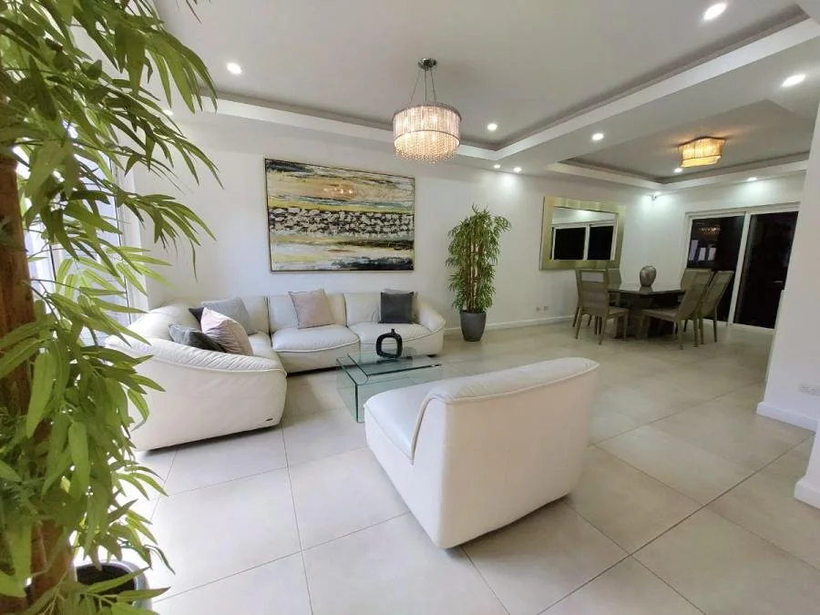 Venta de casa remodelada y moderna en Lindora - Venta en Santa Ana