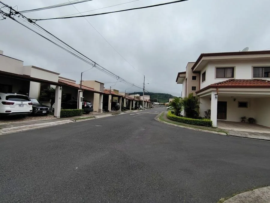Venta de casa en condominio La Rueda, El Tejar $129,000 #DI001 - Venta en El Tejar