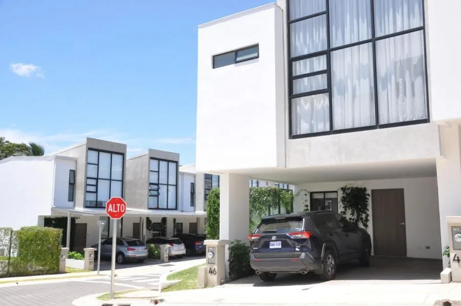 CASA EN VENTA EN GUACHIPELIN, ESCAZÚ RAH 24554  - Venta en Escazú
