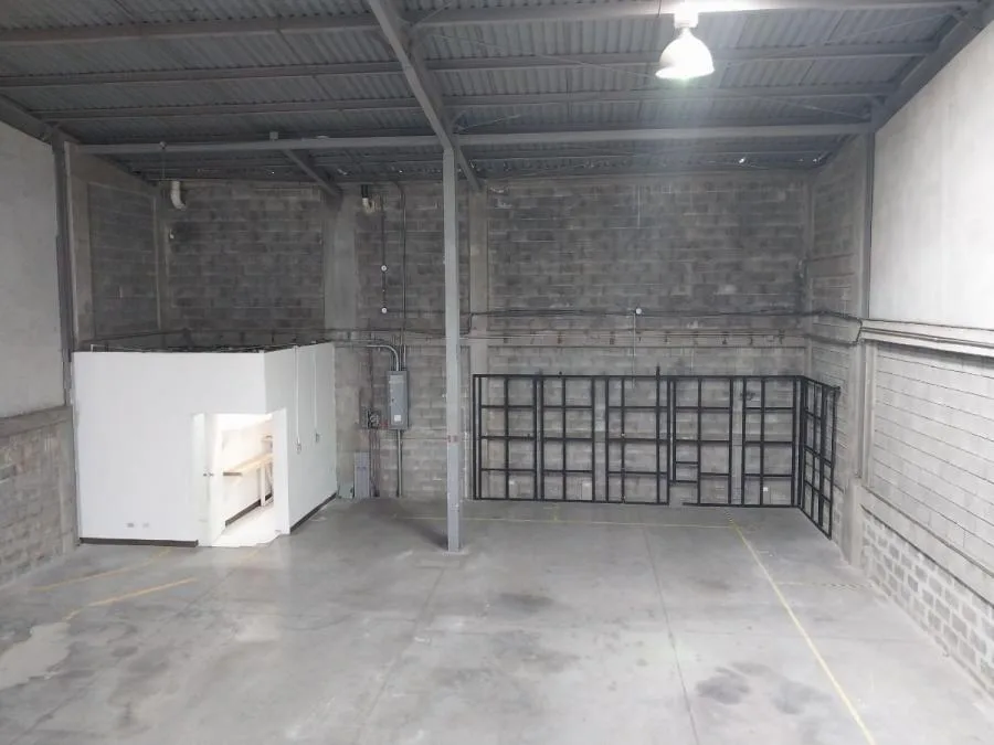 BODEGA EN LA URUCA EN ALQUILER  - Alquiler / Renta en Uruca — photo 2