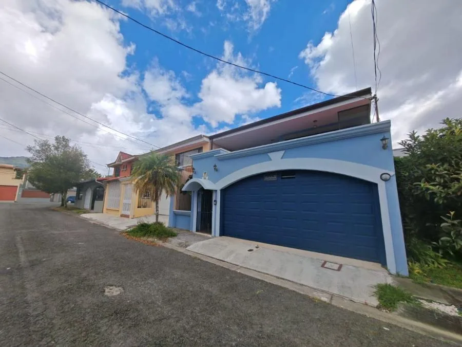 Casa de dos plantas en Residencial Ayarco Este, cerca de Ciudad del Este - Venta en La Unión