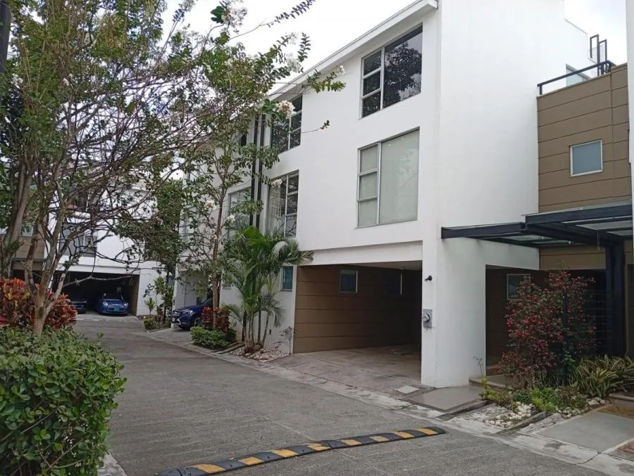 Venta de Casa de 3 Niveles en Santa Ana, San José. RAH 25-1841 - Venta en Santa Ana