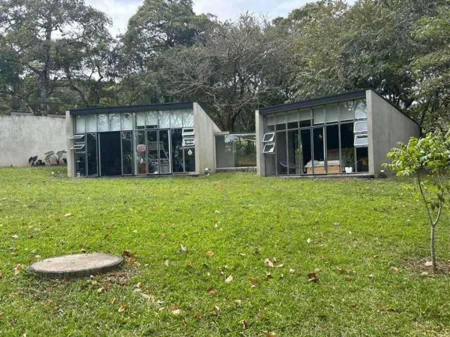 Casa contemporánea con diseño industrial, jardín y amplios espacios 26-1329 GS - Venta en Mora