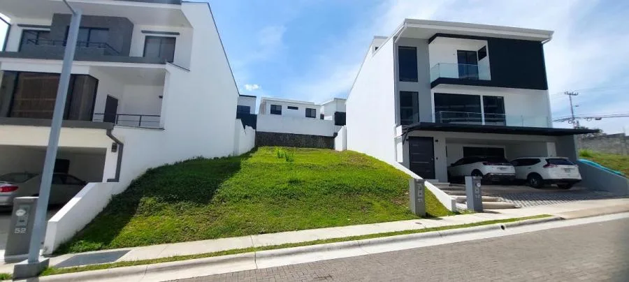 Venta de casa en Freses, Curridabat $315.000 #LL180  - Venta en Curridabat
