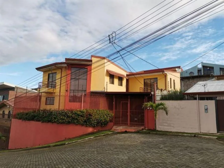 Oportunidad de comprar dos casas al precio de una en condominio en El Carmen de Guadalupe RAH 23117 - Venta en Goicoechea