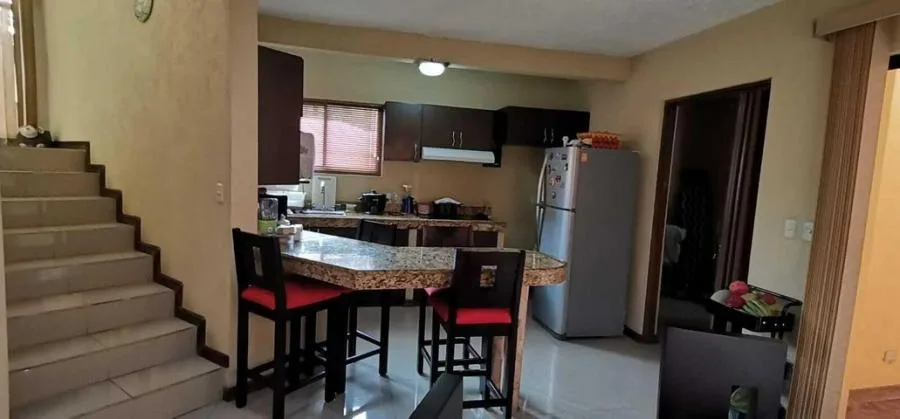 Oportunidad de comprar dos casas al precio de una en condominio en El Carmen de Guadalupe RAH 23117 - Venta en Goicoechea — photo 2