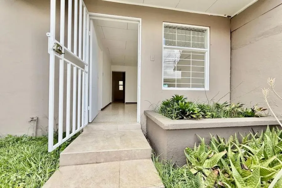 Venta de casa remodelada de una planta con Apartamento en La Colina, Curridabat $190.000 #LL186  - Venta en Curridabat