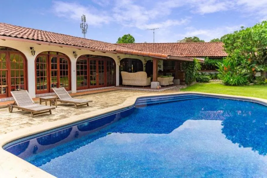 Villa Colonial Privada De Escazu Con Piscina Y Gimnasio; Idi: 130639 - Venta en San Rafael