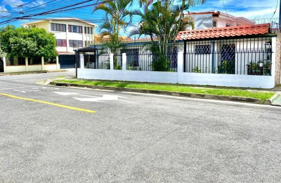 Venta de casa en Residencial Las Rosas, Tibas #LU002 - Venta en Tibás