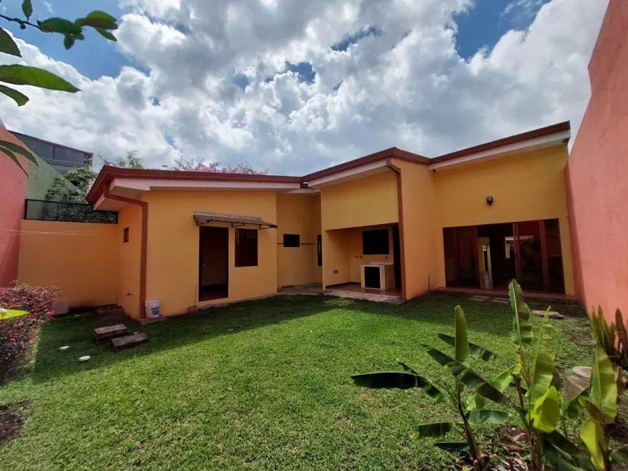 Venta de Casa de una planta con 4 habitaciones en Escazú Centro - Venta en Escazú