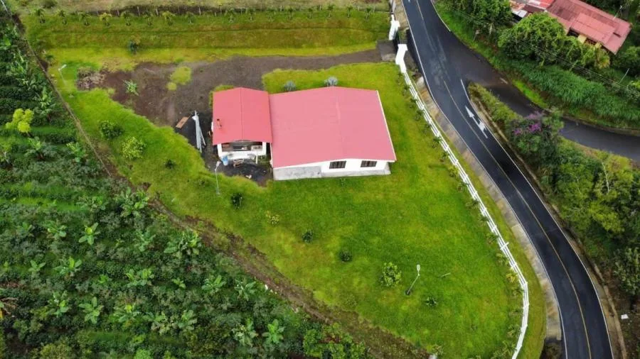 Propiedad única con casa, cabaña y entorno natural ideal en Alajuela#25-110 GS - Venta en Naranjo