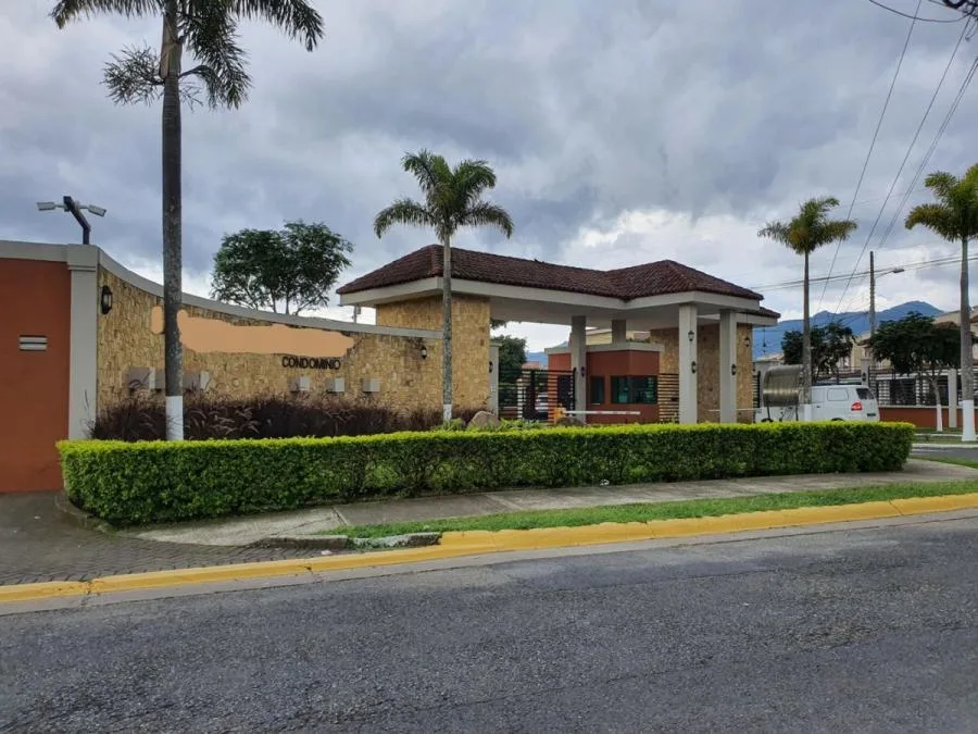 La Casa de tus sueños ubicada en la mejor zona del este, seguridad 24/7 RAH 231229 - Venta en La Unión