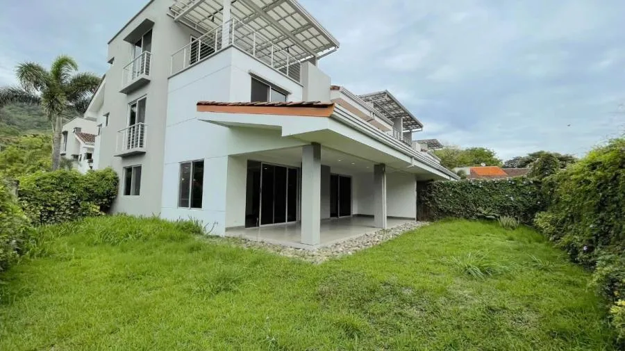 Casa en alquiler en Jaboncillos Escazú con linea blanca - Alquiler / Renta en Escazú