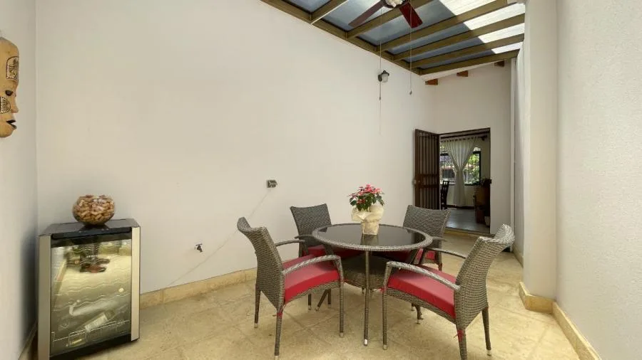 CASA DE 2 PLANTAS EN VENTA EN GUACHIPELÍN DE ESCAZÚ EN CONDOMINIO (JA) - Venta en Escazú