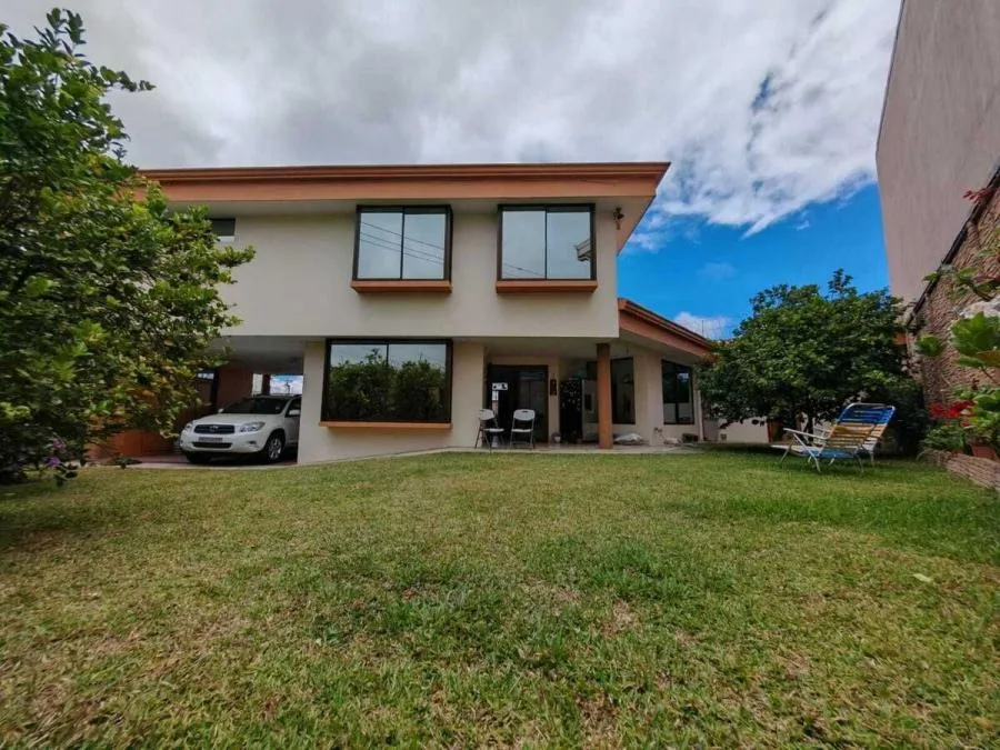 Venta de casa esquinera con uso mixto en El Carmen de Guadalupe US$ 350,000 #9916 - Venta en Guadalupe
