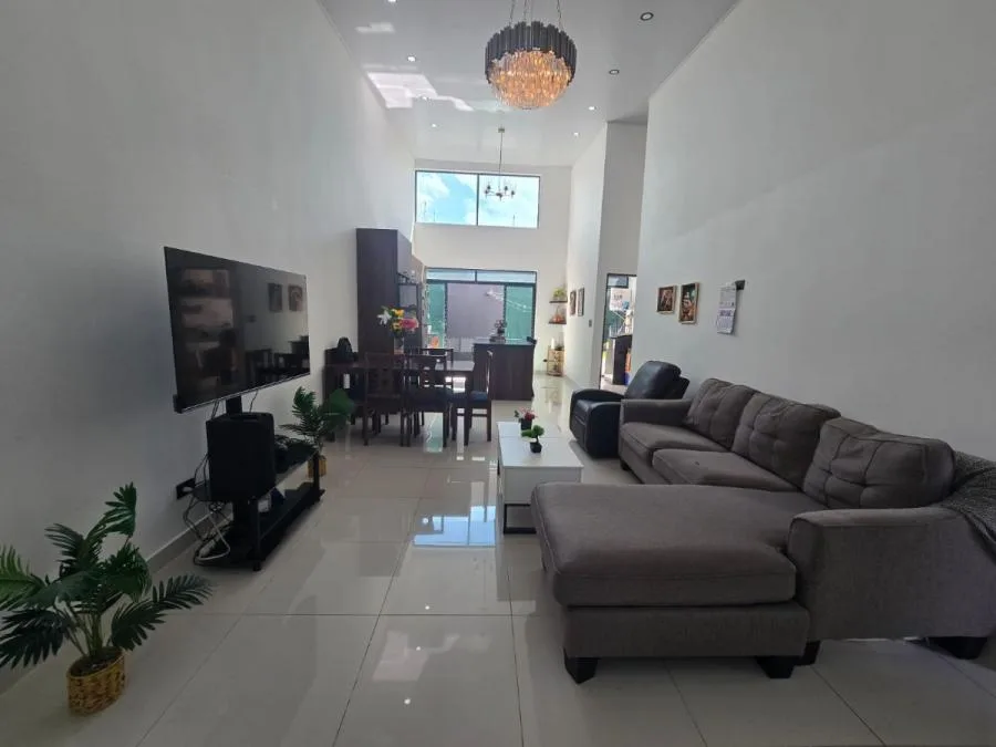 VENTA DE CASA INDEPENDIENTE, UNA PLANTA, SEMINUEVA EN SAN RAFAEL HDIA - Venta en San Rafael