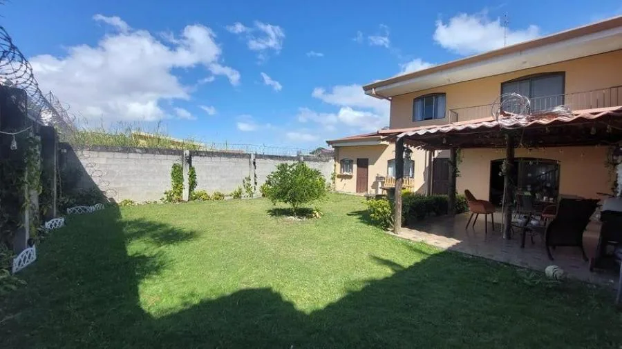 Casa con amplio jardin y mucho espacio en Lomas de Ayarco RAH 231958 - Venta en Curridabat