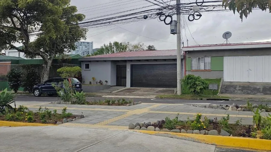 Venta de Casa en Freses de Curridabat-Granadilla.  - Venta en Curridabat