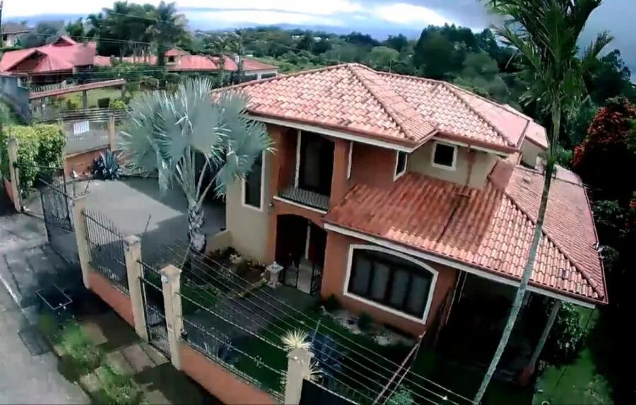 CASA EN VENTA EN LOMAS VERDES DEL ZURQUI, HEREDIA RAH 231619  - Venta en San Isidro