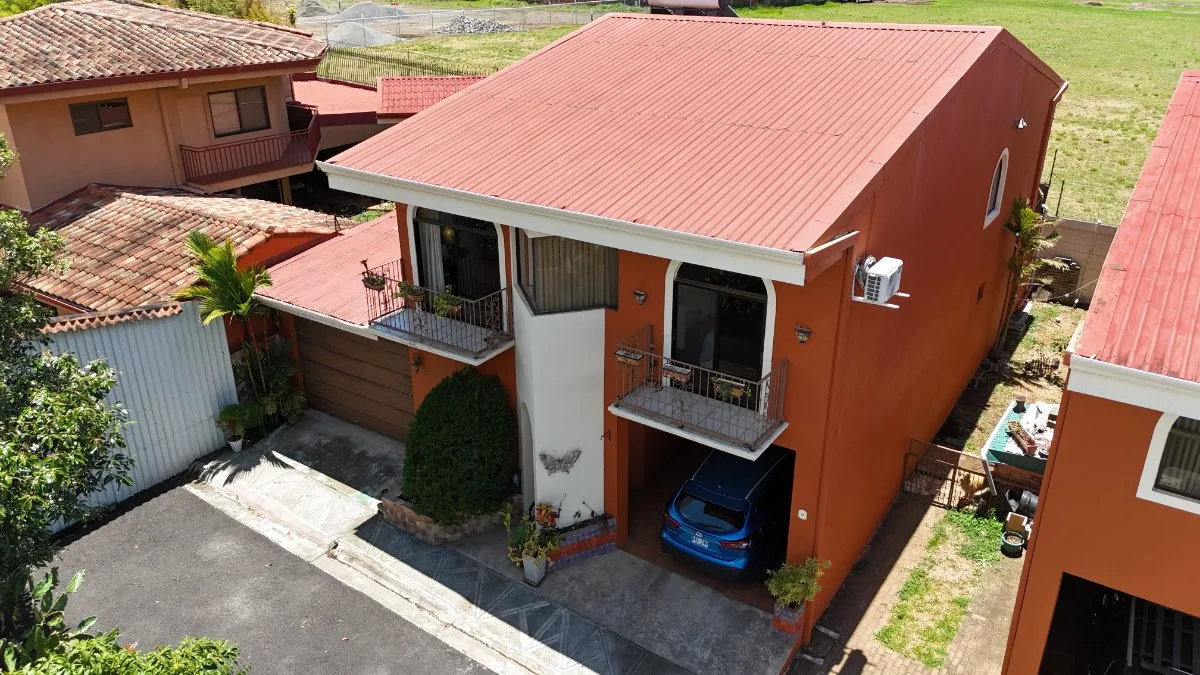 SE VENDE CASA EN CONDOMINIO CERCA DEL AEROPUERTO CON MAXIMA PRIVACIDAD Y ESPACIO EXTRA - Venta en Flores