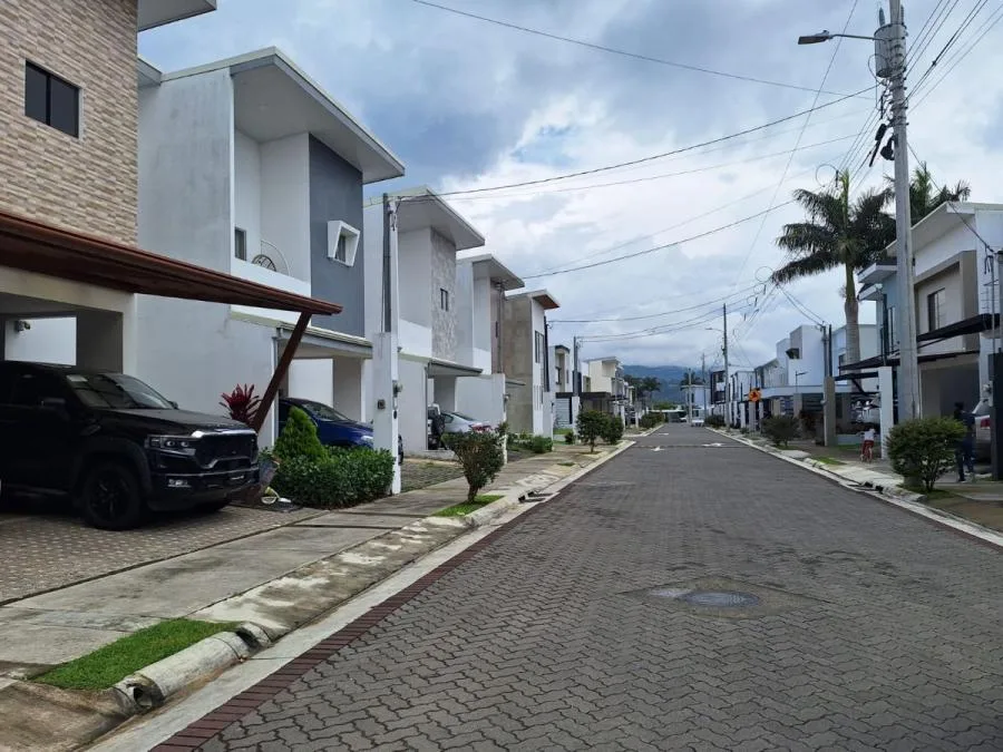 Venta de casa en condominio Distrito San Juan, La Unión $285,000 #JE001 - Venta en Tres Ríos
