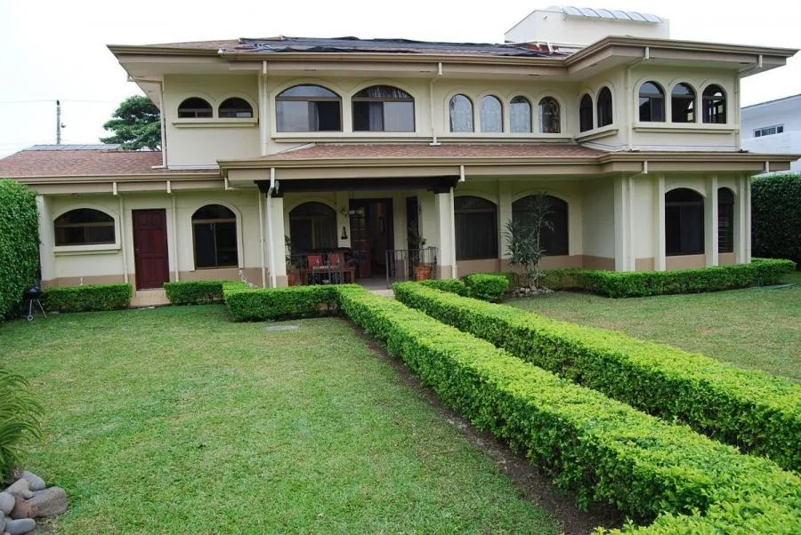 Casa moderna con amplio jardín, luz natural en Santa Ana #26-1779 GS - Venta en Santa Ana