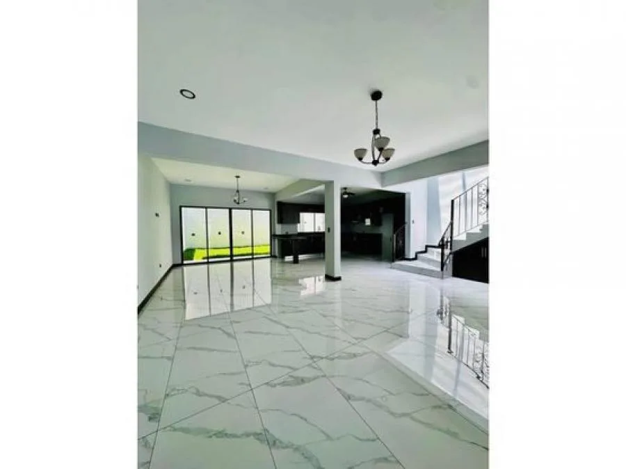 Venta de casa en Residencial con seguridad en Lagunilla de Heredia #JC002 - Venta en Heredia