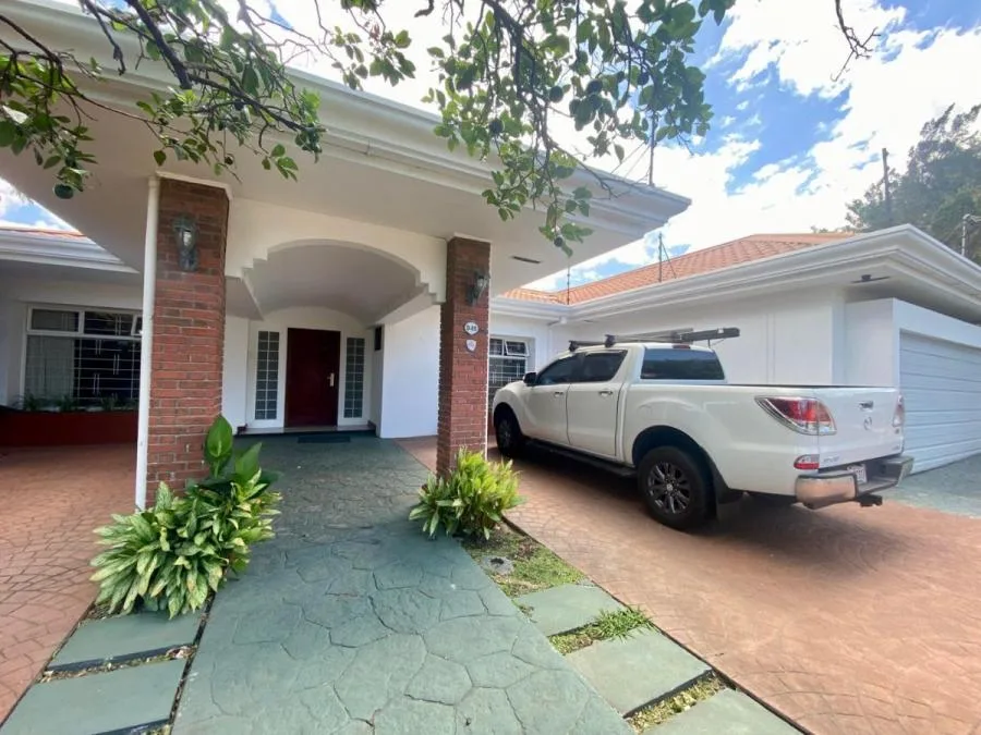 Amplia casa con terraza, jardín y casa de huéspedes #25-678 GS - Venta en Escazú