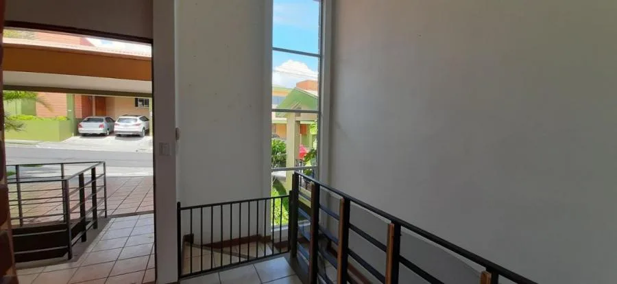 Hermosa casa ubicada en el condominio en A estratégica zona del cantón de Tibás RAH 23-1688 - Venta en Tibás — photo 4
