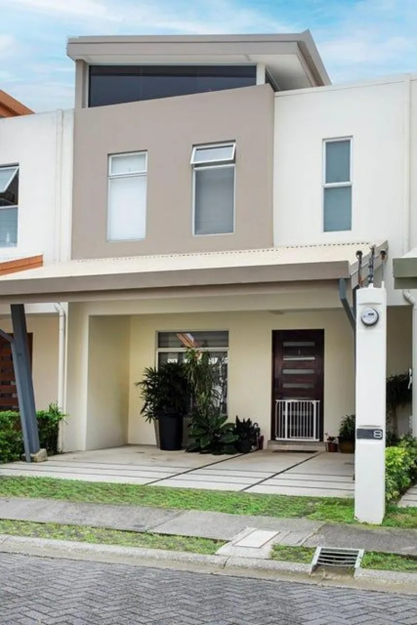 Venta casa de tres niveles en residencial seguro y familiar #26-1812 GS - Venta en La Unión