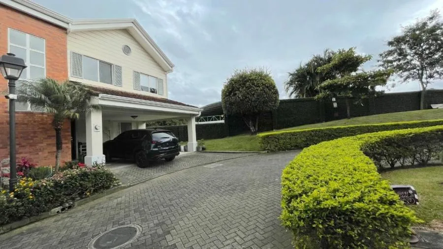 CASA EN VENTA EN ESCAZU, MLS #26-370 - Venta en Escazú