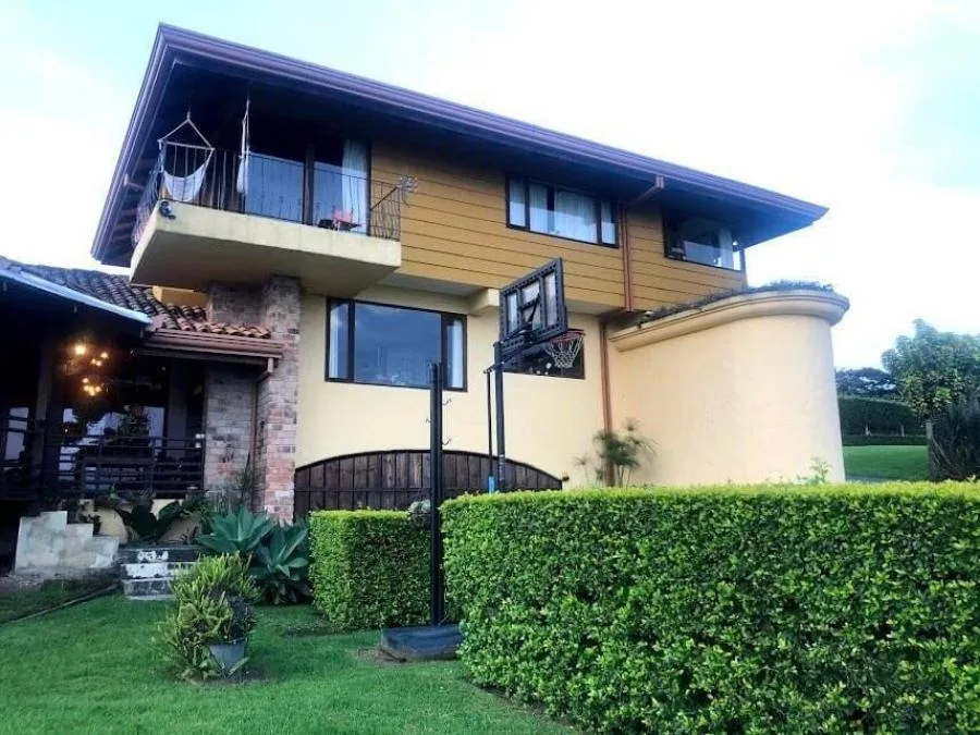 Venta o Alquiler de Casa Colonial Contemporánea en San Rafael de Heredia. RAH 26-253 - Venta en San Rafael