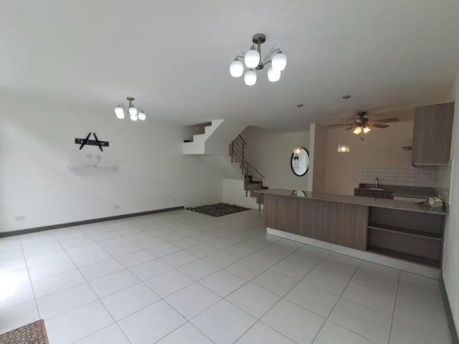 SE ALQUILA CASA EN HACIENDA LINCOLN SANTO DOMINGO HEREDIA - Alquiler / Renta en Santo Domingo — photo 2