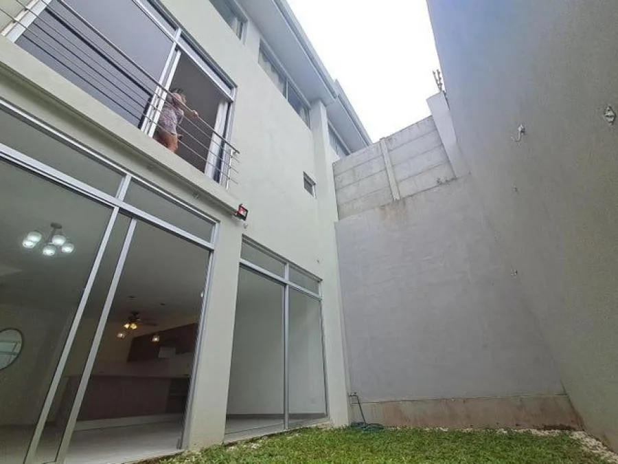 SE ALQUILA CASA EN HACIENDA LINCOLN SANTO DOMINGO HEREDIA - Alquiler / Renta en Santo Domingo — photo 4