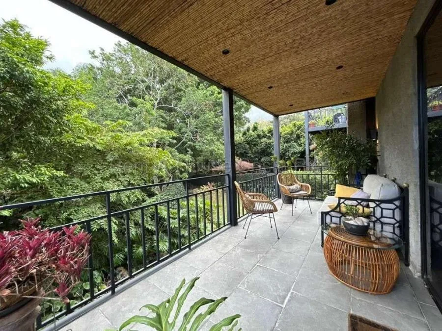 Exclusivo apartamento con terraza rodeada de naturaleza en Escazú #26-1519 GS - Venta en Escazú