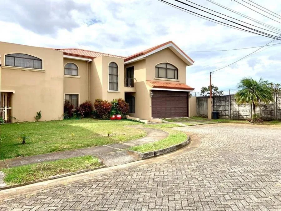 Casa amplia y lujosa. Residencial privado en Santo Domingo de Heredia. Precio Rebajado 22-1229 LU - Venta en Santo Domingo