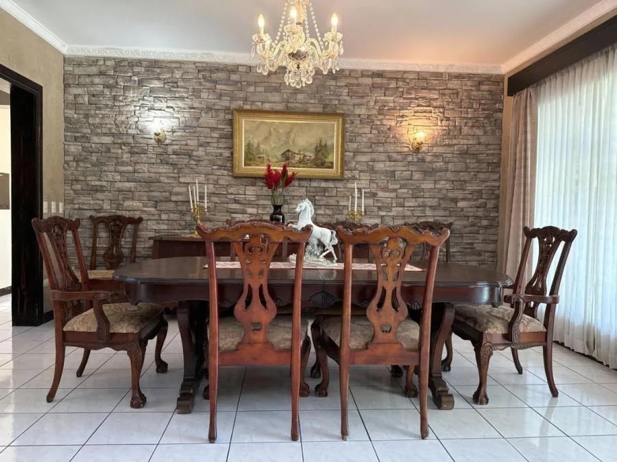 Amplia casa estilo colonial con piscina, toboganes y grandes espacios para disfrutar #26-1684 GS - Venta en Mora — photo 4